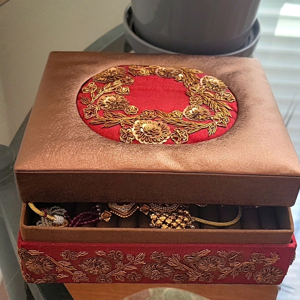 A hand crafted, truly gorgeous jewelry nox
